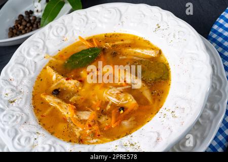 Pikante Austernsuppe mit Hühnerfleisch Stockfoto