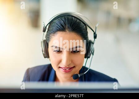 Ihre Kunden sind ihr Schwerpunkt Nummer eins. Eine attraktive junge Kundin in in ihrem Büro. Stockfoto