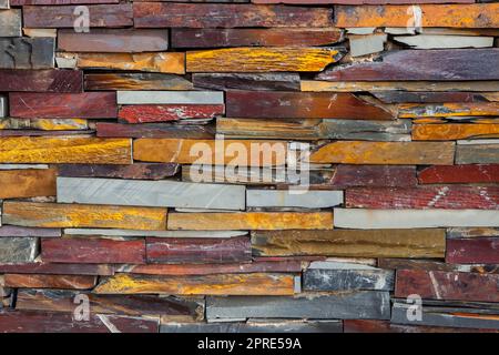 Natürliche bunte Rostschiefer Wand. Dicke Platten Stockfoto
