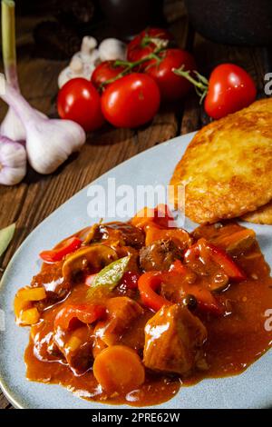 Ungarisches Gulasch mit Kartoffelpuffer Stockfoto