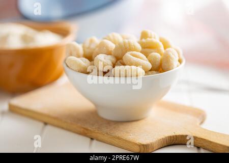 Ungekochte Kartoffelgnocchi in der Schüssel. Leckeres italienisches Essen. Stockfoto