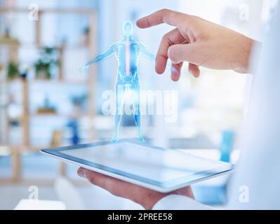 Virtuelle KI, Körper-Hologramm und Arzt, der in der Gesundheitsforschung mit digitalem Design auf Tablet in einem Krankenhaus am Arbeitsplatz arbeitet. Hände einer Krankenschwester Stockfoto