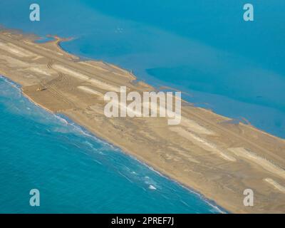 Blick aus der Vogelperspektive auf den Isthmus Barra del Trabucador im Ebro Delta, der nach den Stürmen Gloria und Filomena restauriert wurde (Montsià, Tarragona, Katalonien Spanien) Stockfoto