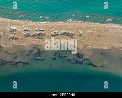 Blick aus der Vogelperspektive auf den Isthmus Barra del Trabucador im Ebro Delta, der nach den Stürmen Gloria und Filomena restauriert wurde (Montsià, Tarragona, Katalonien Spanien) Stockfoto