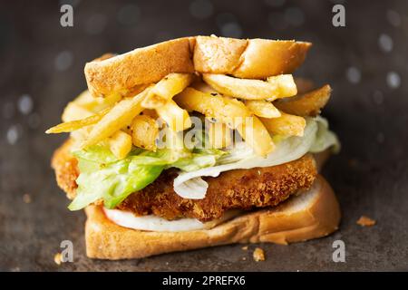 Nahaufnahme von japanischem Schweinekotelett Sandwich Katsu Sando Stockfoto