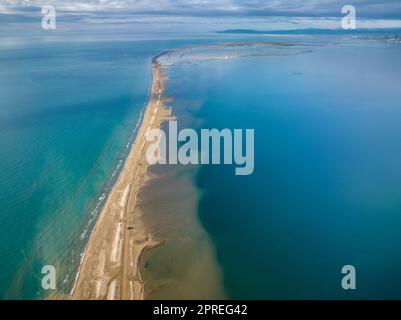 Blick aus der Vogelperspektive auf den Isthmus Barra del Trabucador im Ebro Delta, der nach den Stürmen Gloria und Filomena restauriert wurde (Montsià, Tarragona, Katalonien Spanien) Stockfoto