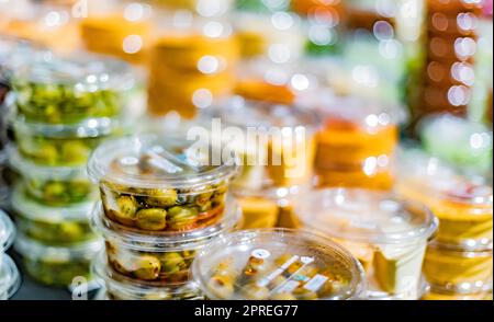 Vorverpackte Lebensmittel, die in einem Supermarkt zum Verkauf angeboten werden. Stockfoto