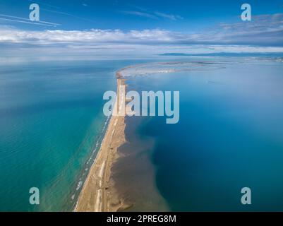 Blick aus der Vogelperspektive auf den Isthmus Barra del Trabucador im Ebro Delta, der nach den Stürmen Gloria und Filomena restauriert wurde (Montsià, Tarragona, Katalonien Spanien) Stockfoto