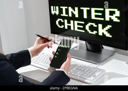 Handgeschriebenes Schild „Winterscheck“, Geschäftskonzept „kälteste Jahreszeit Wartung Vorbereitung Schneeschaufel“ Stockfoto
