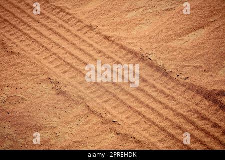 Reifenabdruck auf dem Sand in der Wüste Stockfoto