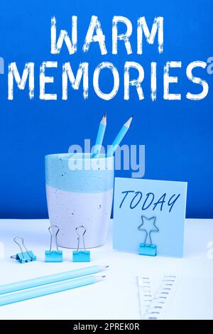 Textschild mit Warm Memories, Word Written On, das an die unvergessliche Sammlung vergangener Ereignisse erinnert Stockfoto