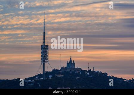 Blick aus der Vogelperspektive auf die Bergkette Collserola, Tibidabo und den Collserola-Turm vom Gipfel des Sant Pere Màrtir bei Sonnenaufgang (Barcelona, Spanien) Stockfoto