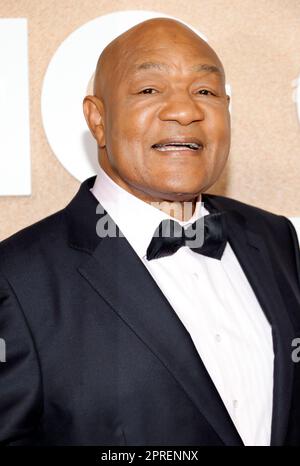 Los Angeles, Ca. 26. April 2023. George Foreman auf der Weltpremiere von Affirm Films und Sony Pictures Entertainment Big George Foreman: The Wunderful Story of the Once and Future Heavyweight Champion of the World bei Regal La Live in Los Angeles, Kalifornien, am 26. April 2023. Kredit: Faye Sadou/Media Punch/Alamy Live News Stockfoto