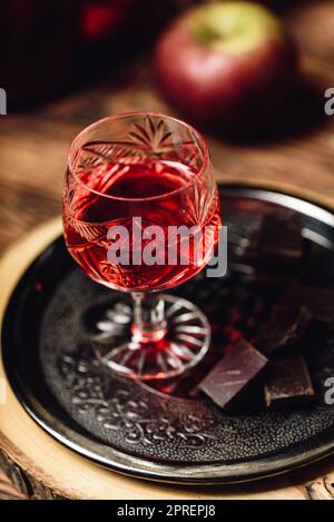 Hausgemachte berry alkoholische Getränke- und Schokoriegel auf Metall Fach Stockfoto