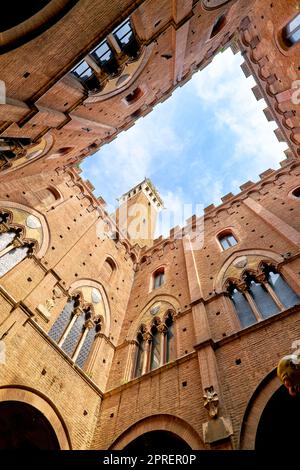 Siena Toskana Italien. Niedriger Blickwinkel auf Torre del Mangia Stockfoto