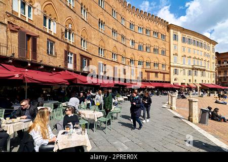 Siena Toskana Italien. Restaurants auf der Piazza del Campo Stockfoto