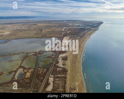 Luftaufnahme der Lagune La Tancada und des Món Natura Delta Museums an einem Wintermorgen (Montsià, Tarragona, Katalonien, Spanien) Stockfoto