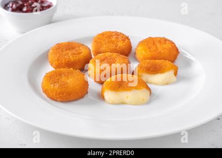 Frittierte Camembert-Nuggets mit Cranberry-Sauce Stockfoto