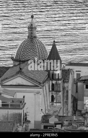 In der Seestadt Cetara an der Amalfiküste, berühmt für Sardellen und die Farben der Gebäude, Salerno, Amalfiküste, Positano. Stockfoto