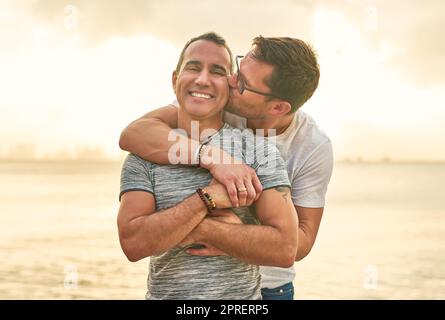Wir zeigen unsere Liebe, indem wir liebevoll sind. Ein liebevolles reifes Paar verbringt den Tag am Strand. Stockfoto