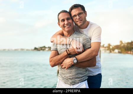 Mein perfekter Liebhaber, ich würde keinen anderen wollen. Porträt eines liebevollen reifen Paares, das den Tag am Strand verbringt. Stockfoto