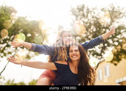 Glück ist ansteckend, also verbreiten Sie es. Aufnahme zweier bester Freundinnen aus der Stadt. Stockfoto