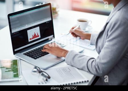 Weibliche Projektmanagerin, die auf dem Laptop tippt, sich Diagramme ansieht, Statistiken analysiert. Finanzdaten-Analytiker oder Geschäftsfrau, die sich das KPI-Balkendiagramm ansieht, um den Erfolg und die Leistung der Unternehmensstrategie zu messen. Stockfoto