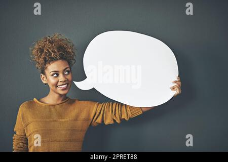 Frau mit Sprechblase, Chat-Brett und leerem Textposter zur Meinungsäußerung, für Gespräche in sozialen Medien oder zum Austausch von Ideen. Kreatives Sprechen über Marketingstrategie, Innovation oder Vision Stockfoto