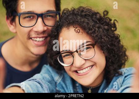 Ich möchte alle unsere Momente zusammen festhalten. Ein Teenager-Paar, das im Freien ein Selfie gemacht hat. Stockfoto