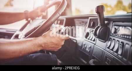 Fahrer eines Sattelwagens sitzt und trinkend sein Fahrzeug Stockfoto
