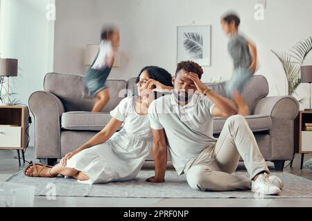 Stress, Müdigkeit und Eltern mit adhs-Kindern, die auf der Couch spielen, machen mom traurig, erschöpft und frustriert von Dad. Kopfschmerzen, Mutter und überwältigter Vater Stockfoto