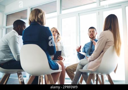 Austausch von Ideen. Eine Gruppe von Unternehmenskollegen trifft sich in ihrem Büro. Stockfoto