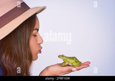 Du wirst mein Prinz sein und ich werde deine Prinzessin sein. Studioaufnahme einer schönen jungen Frau, die vor einem violetten Hintergrund posiert. Stockfoto