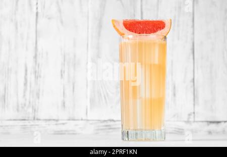 Ein Glas Frenchie Cocktail garniert mit Grapefruitkeil Stockfoto