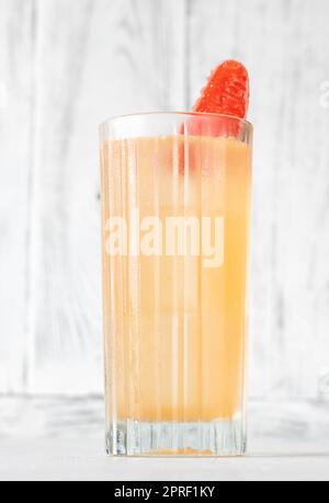 Ein Glas Frenchie Cocktail garniert mit Grapefruitkeil Stockfoto