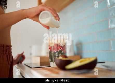 Gesundheit, Ernährung und Ernährung mit köstlichem Smoothie oder Shake mit Obst und Gemüse zu Hause. Frau macht frischen, hausgemachten Fruchtsaft, um zu reinigen und Energie für Vitalität und gesunden Lebensstil zu liefern Stockfoto