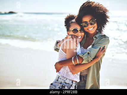 Shes meine beste Freundin und meine auserwählte Schwester. Zwei Freundinnen genießen sich am Strand. Stockfoto