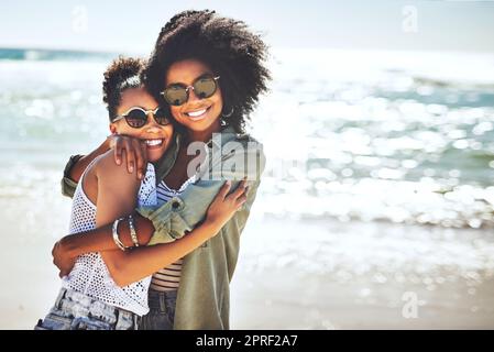 Shes die engste Freundin, die ich habe. Zwei Freundinnen genießen sich am Strand. Stockfoto