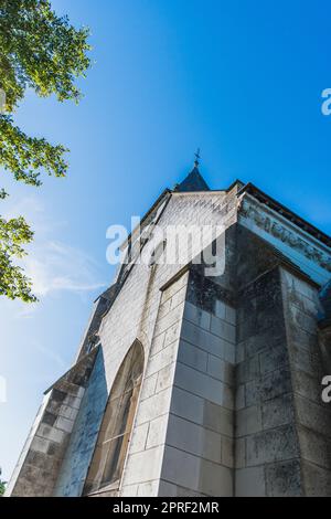 Kirche Saint Hilaire de Châteauvieux unter blauem Himmel Stockfoto