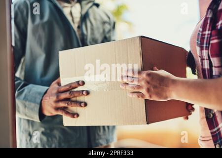 Nun, stellen Sie sicher, dass es mit Geschwindigkeit zu Ihnen kommt. Nahaufnahme eines Kuriers, der eine Heimlieferung an einen Kunden anstellt. Stockfoto