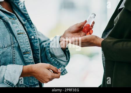 Hygiene, Kovid und Reinigung mit gesunder Frau, die während einer Quarantäne Händedesinfektionsmittel aufträgt. Medizin, Gesundheit und Sicherheit wie schwarze Erwachsene reinigen ihre Hände, um die Ausbreitung von covid in einer Klinik zu stoppen. Stockfoto