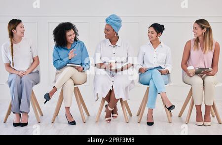 Vielfältige Design- und Marketinggruppe von Corporate Woman, die eine Marktstrategie plant und entwirft. Porträt kreativer Designer, die Ideen für Wachstum am Arbeitsplatz kommunizieren. Stockfoto