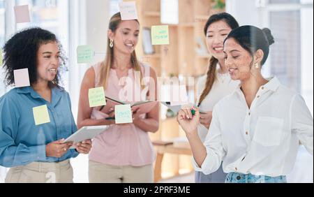 Veröffentlichen, planen oder verfassen Sie Visionsideen in Business Meetings, Schulungen oder Innovation Coaching mit Haftnotizen. Motivierte, vielfältige oder kreative Frauen, die eine Startup-Marketing-Strategie mit kpi-Daten planen Stockfoto