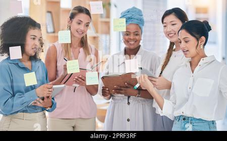 Haftnotizen, Planungsideen oder Visionen im Training mit sprechenden Kreativen und Marketingstrategie, kpi und Leistungsdaten. Motiviertes, inspiriertes oder ehrgeiziges Team von Startup-Frauen, die sich treffen oder lernen Stockfoto