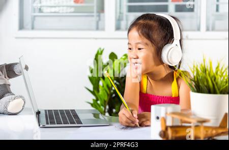 Asiatische Kind Mädchen studieren Videokonferenz Fernbildung zu Hause Stockfoto