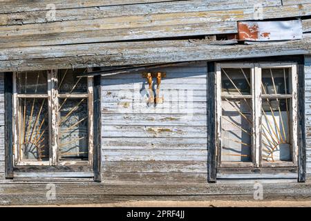 Alte Holzfenster mit Metallgitter Stockfoto