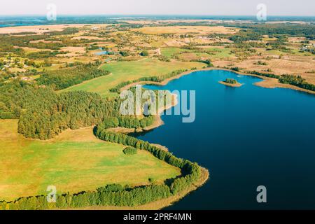 Braslaw District, Witebsk Voblast, Belarus. Luftaufnahme Des Nedrovo Lake, Grüne Waldlandschaft. Blick Von Oben Auf Die Wunderschöne Europäische Natur Von High Attitude. Vogelperspektive. Berühmte Seen Stockfoto