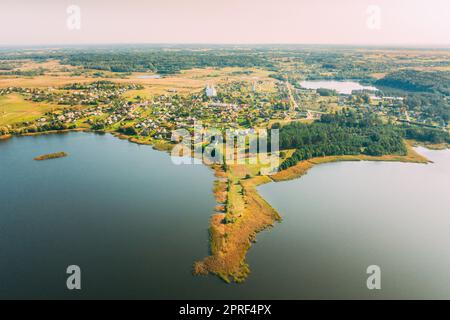 Slobodka, Braslaw District, Witebsk Voblast, Belarus. Blick Aus Der Vogelperspektive Auf Den Potsekh Lake, Grüne Waldlandschaft In Der Nähe Von Slobodka Village. Blick Von Oben Auf Die Wunderschöne Europäische Natur Von High Attitude. Vogelperspektive. Berühmte Seen Stockfoto