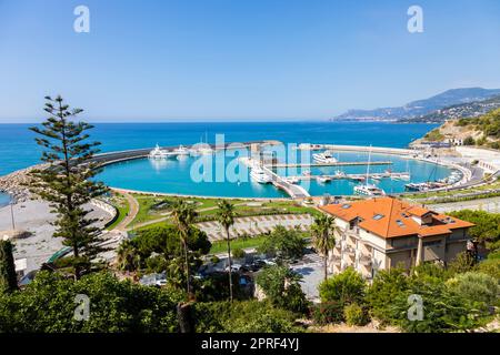 Ventimiglia, Italien - ca. August 2021: Cala del Forte ist eine exquisite, brandneue, hochmoderne Marina in Ventimiglia, Italien, nur 15 Minuten entfernt Stockfoto