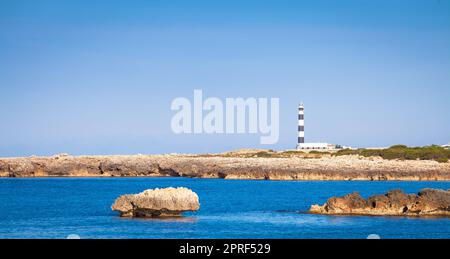 Landschaftlich schöner Leuchtturm von Artrutx bei Sonnenuntergang in Menorca, Spanien Stockfoto